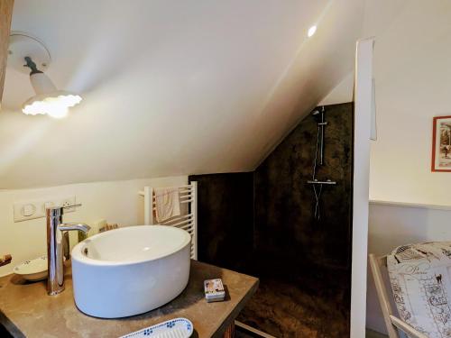 un bagno con vasca su un tavolo di Séjour paisible au cœur du Berry : maison familiale moderne, cheminée, jardin, et SPA à Cléré-du-Bois. - FR-1-591-563 a Cléré-du-Bois
