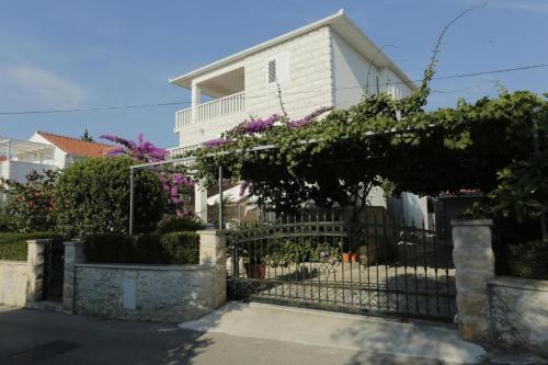 Apartments with parking space Supetar, Brac - 23147