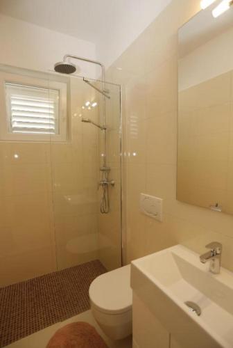 Apartments with parking space Supetar, Brac - 23147