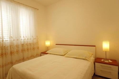 Apartments with parking space Supetar, Brac - 23147