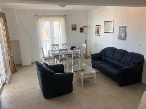 Apartments with parking space Supetar, Brac - 23147