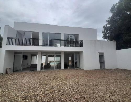 ein großes weißes Haus mit einem großen Garten in der Unterkunft Villamagan in Carmen de Apicalá