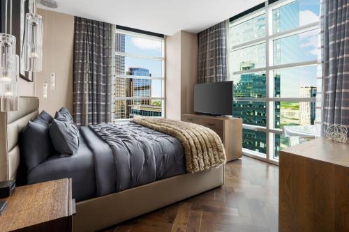 - une chambre avec un lit et une grande fenêtre dans l'établissement AC Hotel by Marriott Charlotte City Center, à Charlotte