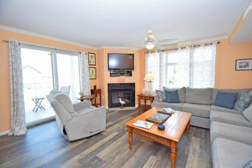 Bel Mare 101 condo في آوشين سيتي: غرفة معيشة بها أريكة وطاولة