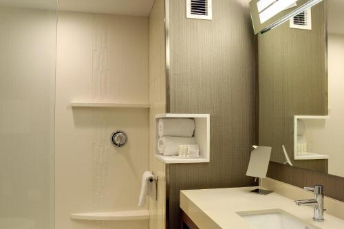 y baño con lavabo y espejo. en Courtyard by Marriott Columbus OSU en Columbus