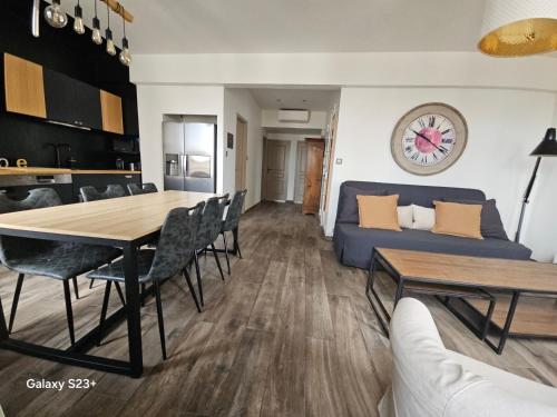 un salon avec une table et un canapé dans l'établissement Appart 3 chambres avec terrasse 18m - 8 pers - 1 place de parking, à Marseille