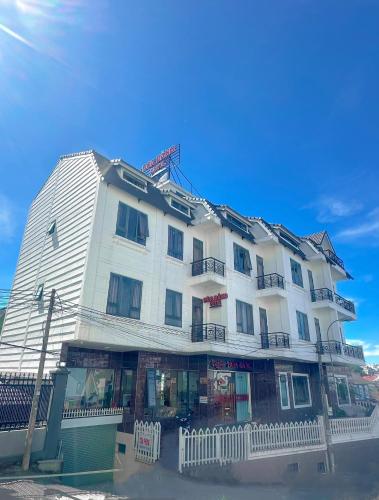 a large white building with a fence in front of it at S79 Hoa Dang Hotel Dalat in Da Lat