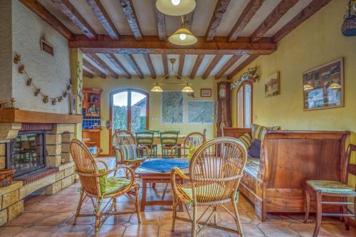 une salle à manger avec une table et des chaises et une cheminée dans l'établissement Large family home 14 p, à Grésy-sur-Aix
