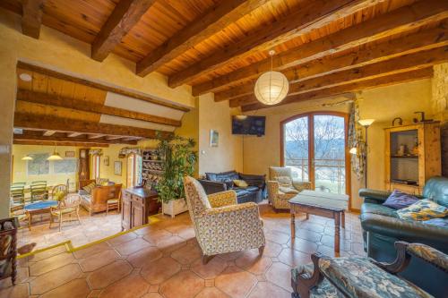 - un salon avec des canapés et des chaises dans l'établissement Large family home 14 p, à Grésy-sur-Aix