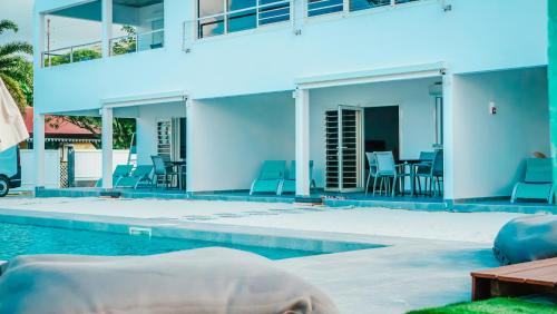 a villa with a swimming pool and a house at Pension Irivai, appartement UO UO 3 chambres vue mer in Uturoa