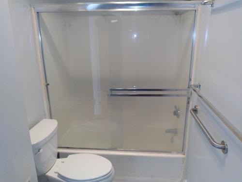 Un baño con ducha y WC. en LA Love Home, en Los Ángeles