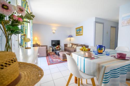 Posezení v ubytování Well placed apartment with courtyard 300m from port