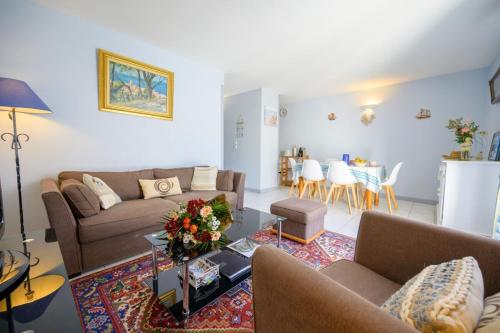 Well placed apartment with courtyard 300m from port