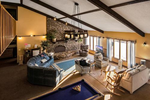Χώρος καθιστικού στο Star Hawk Springs Chateaux - Large 6 Bdrm Retreat