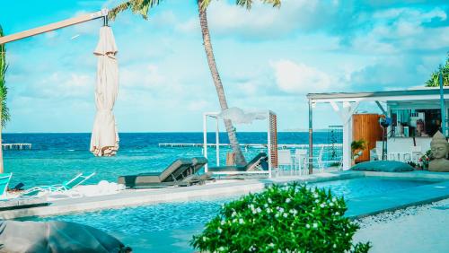 a swimming pool with a view of the ocean at Pension Irivai appartement "Uparu" 1 chambre bord de mer in Uturoa