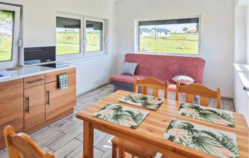 eine Küche und ein Esszimmer mit einem Holztisch in der Unterkunft 1 Bedroom Beautiful Home In Bedzino in Będzino