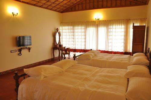 Кровать или кровати в номере Hanging Huts Resorts
