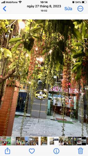 a screenshot of a window with a bunch of chains at Khách Sạn Sơn Hiển in Cam Lâm