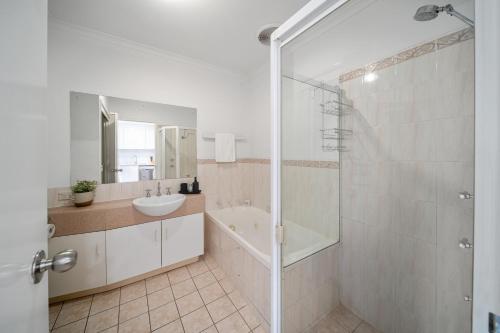 une salle de bain avec une douche, un lavabo et une baignoire dans l'établissement In The Midst on Melbourne, à Adélaïde