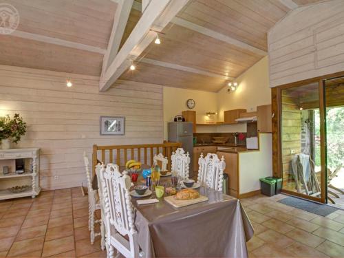 Η κουζίνα ή μικρή κουζίνα στο Gîte confortable à Saint-Étienne, 2 chambres, terrasse, poêle à granulés, proche commodités - FR-1-496-38