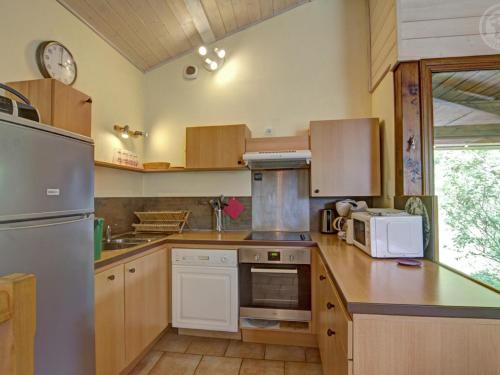 Η κουζίνα ή μικρή κουζίνα στο Gîte confortable à Saint-Étienne, 2 chambres, terrasse, poêle à granulés, proche commodités - FR-1-496-38