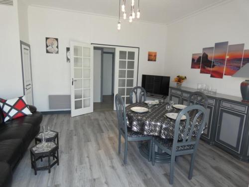 un salon avec une table, des chaises et un canapé dans l'établissement Appartement 4 pers, terrasse, proche plage/commerces - Notre-Dame-de-Monts - FR-1-540-190, à Notre-Dame-de-Monts