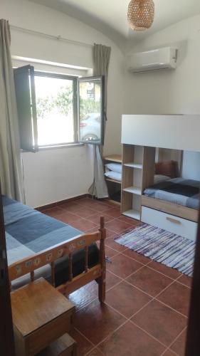 una camera con un letto, una finestra e un tavolo di Nova Quinta Moderna TORRAMO em Oliveiras, Campo de Laranjas, na Nacional 2, Alentejo 13750 m2 a Torrão