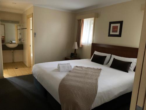 Postel nebo postele na pokoji v ubytování Armidale Pines Motel