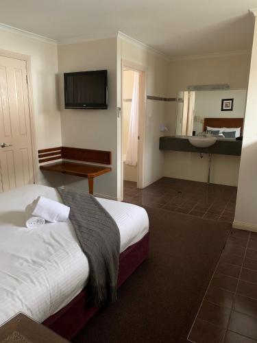 Postel nebo postele na pokoji v ubytování Armidale Pines Motel