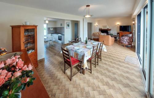 une salle à manger et un salon avec une table et des chaises dans l'établissement Holiday Home Listrec, à Kerdavid