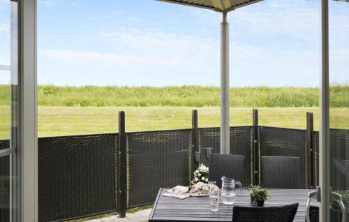 ボーゲンセにあるBeautiful Home In Bogense With Saunaの屏風の台