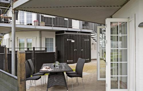Beautiful Home In Bogense With Saunaにあるバルコニーまたはテラス