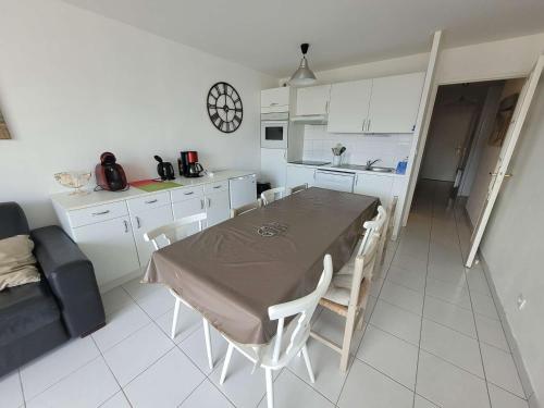 Photo de la galerie de l'établissement Appartement pour 6 personnes, en centre-ville, avec terrasse exposée Sud, à deux pas de la mer - FR-1-672-34, à Merlimont