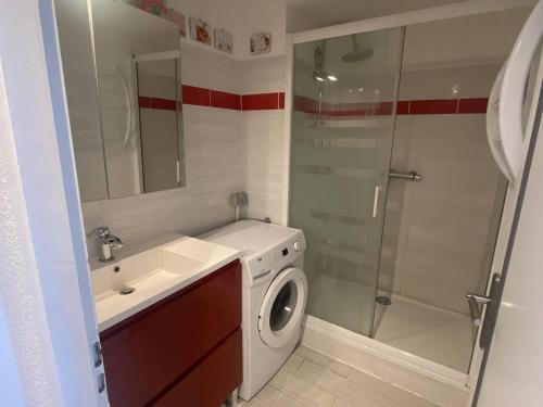 La salle de bains est pourvue d'un lave-linge et d'une douche. dans l'établissement Duplex à 30m de la plage avec parking privé - FR-1-782-63, au Barcarès