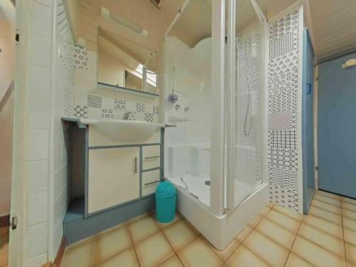 een badkamer met douche en toilet in een kamer bij Maison 4 pièces près plage - Saint-Denis-d'Oléron, 6 couchages - FR-1-246A-309 in Saint-Denis-dʼOléron