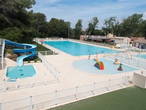 une grande piscine avec toboggan et un parc aquatique dans l'établissement T3 avec parking, piscine et tennis payants à 200m des plages - Wi-Fi - FR-1-316-335, à Six-Fours-les-Plages