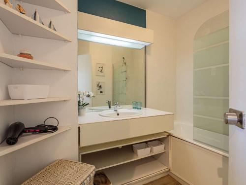 une salle de bain avec un lavabo et un miroir dans l'établissement Studio moderne en bord de mer avec accès piscine à Biarritz - FR-1-3-611, à Biarritz