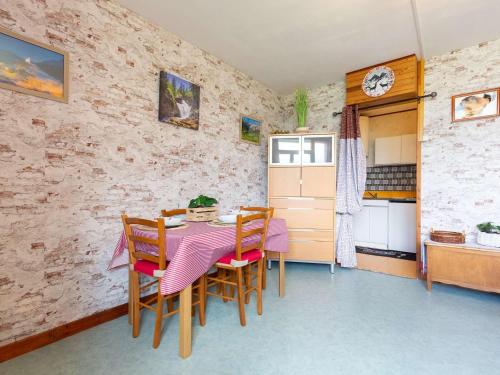 une salle à manger avec une table et des chaises dans l'établissement Studio 4 personnes proche pistes à Saint-Lary-Soulan - FR-1-296-499, à Saint-Lary-Soulan
