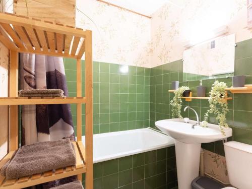 La salle de bains verte est pourvue d'un lavabo et d'une baignoire. dans l'établissement Studio 4 personnes proche pistes à Saint-Lary-Soulan - FR-1-296-499, à Saint-Lary-Soulan