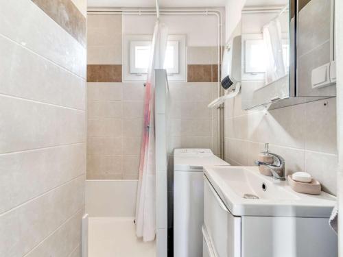 une salle de bain blanche avec un lavabo et une douche dans l'établissement Appartement près de la plage, 2 chambres, balcon, parking privé, 5 pers, Saint Pierre la Mer - FR-1-229D-137, à Fleury
