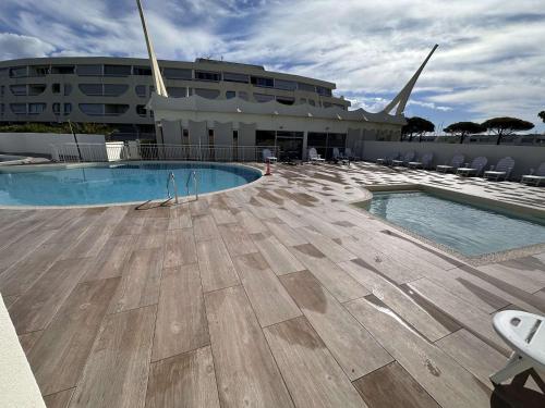 Photo de la galerie de l'établissement Appartement 2P/4 Pers avec Piscine, Tennis, Parking, à 50m de la Plage - FR-1-731-78, au Grau-du-Roi