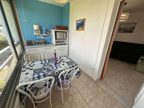 Photo de la galerie de l'établissement Appartement 2P/4 Pers avec Piscine, Tennis, Parking, à 50m de la Plage - FR-1-731-78, au Grau-du-Roi