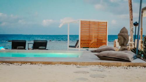 a swimming pool on the beach next to the ocean at Pension Irivai, Appartement RAVA 1 chambre bord de mer in Uturoa