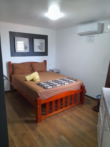 BIDESI VILLA Apartments في سوفا: غرفة نوم بسرير في غرفة