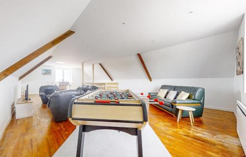 - un salon avec un baby-foot au milieu dans l'établissement Amazing Apartment In Kerlouan With Wifi, à Kerlouan