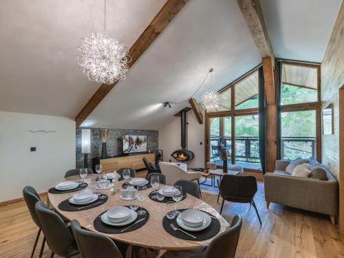 une salle à manger avec une table et des chaises dans l'établissement Penthouse neuf avec balcon Sud, proche piste, cheminée, parking, WIFI - FR-1-563-155, à Courchevel