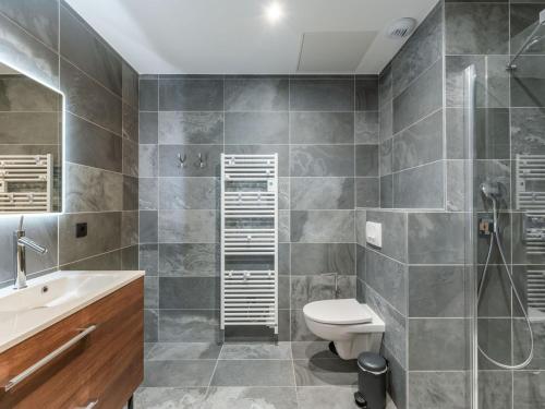 une salle de bain avec toilettes, lavabo et douche dans l'établissement Penthouse neuf avec balcon Sud, proche piste, cheminée, parking, WIFI - FR-1-563-155, à Courchevel