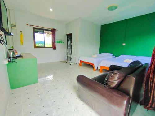 Ένα ή περισσότερα κρεβάτια σε δωμάτιο στο Baan Mai Hom Resort Suan Phueng