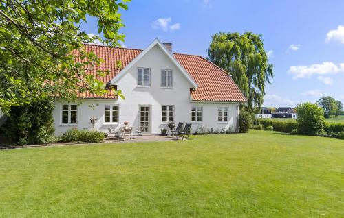 Nice Home In Sønderborg With Kitchenにある庭