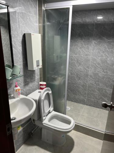 y baño con aseo, lavabo y ducha. en Tai O Inn, by the Sea en Hong Kong